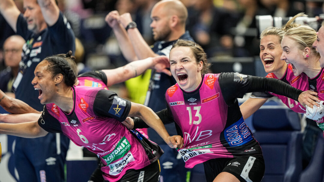 Budapest, Ungarn 20230604. Vipers Anna Vyakhireva og Océane Sercien-Ugolin (t.v.) under finalen i Champions League i håndball mellom Vipers og Ferencvárosi TC i MVM Dome Budapest. Foto: Beate Oma Dahle / NTB