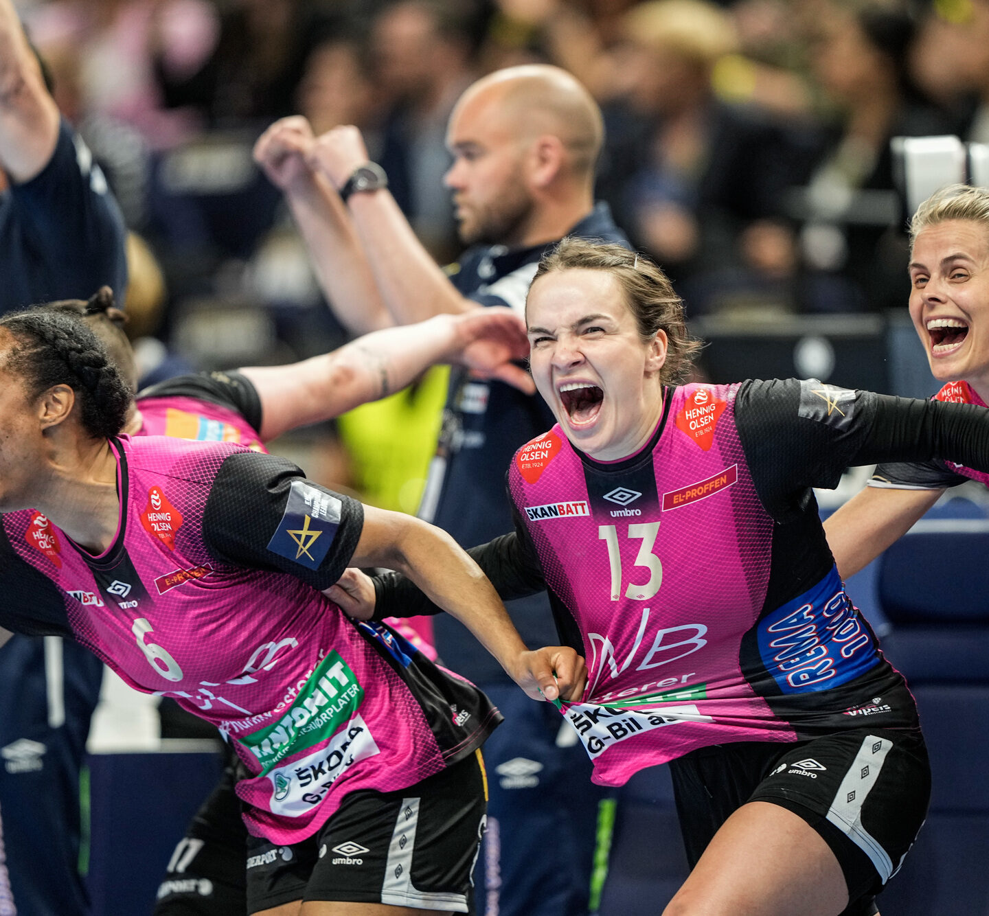 Budapest, Ungarn 20230604. Vipers Anna Vyakhireva og Océane Sercien-Ugolin (t.v.) under finalen i Champions League i håndball mellom Vipers og Ferencvárosi TC i MVM Dome Budapest. Foto: Beate Oma Dahle / NTB