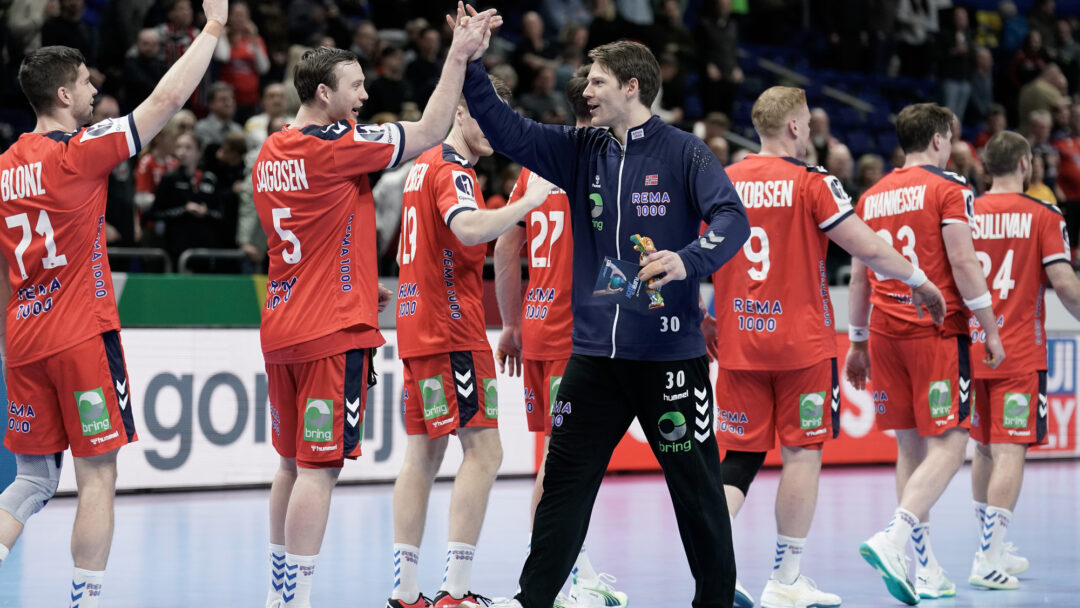 Norges keeper Torbjørn Sittrup Bergerud og Sander sagosen jubler for 32-21 seieren i den første gruppespillkampen mellom Norge og Polen i håndball-EM i Mercedes-Benz Arena i Berlin torsdag. Foto: Stian Lysberg Solum / NTB