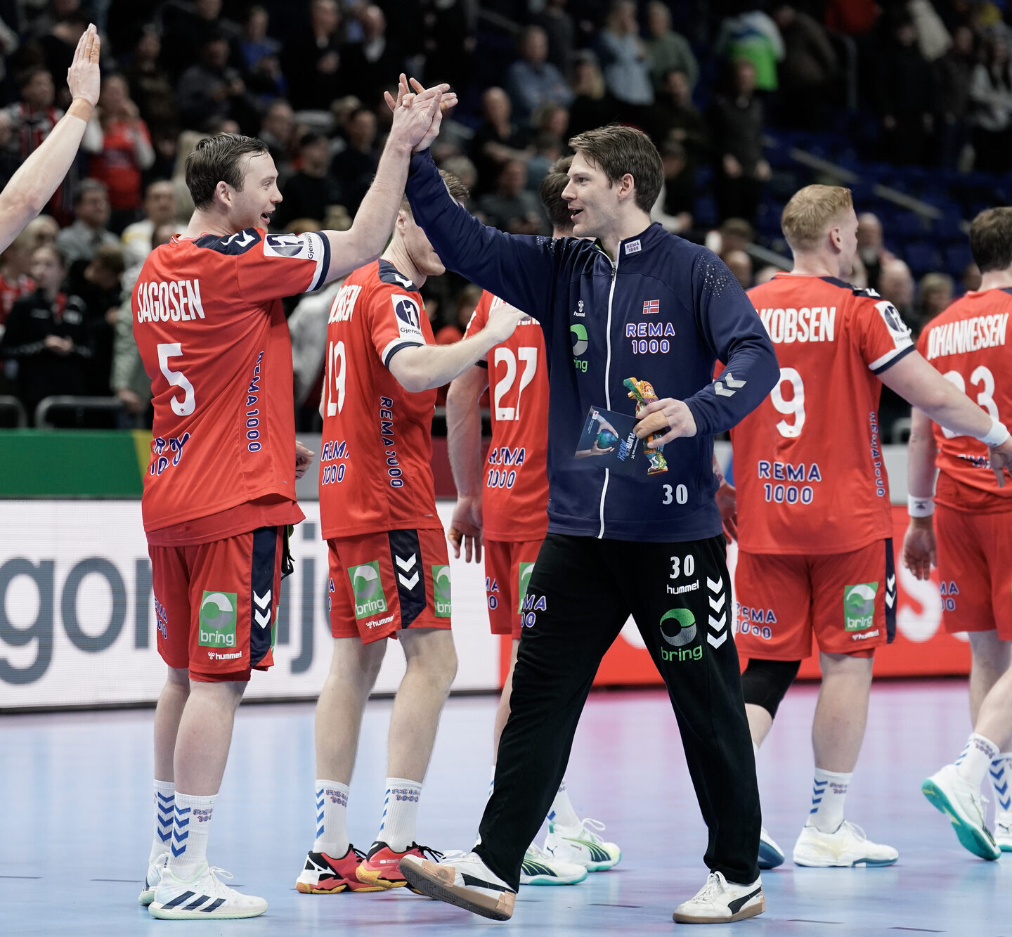 Norges keeper Torbjørn Sittrup Bergerud og Sander sagosen jubler for 32-21 seieren i den første gruppespillkampen mellom Norge og Polen i håndball-EM i Mercedes-Benz Arena i Berlin torsdag. Foto: Stian Lysberg Solum / NTB