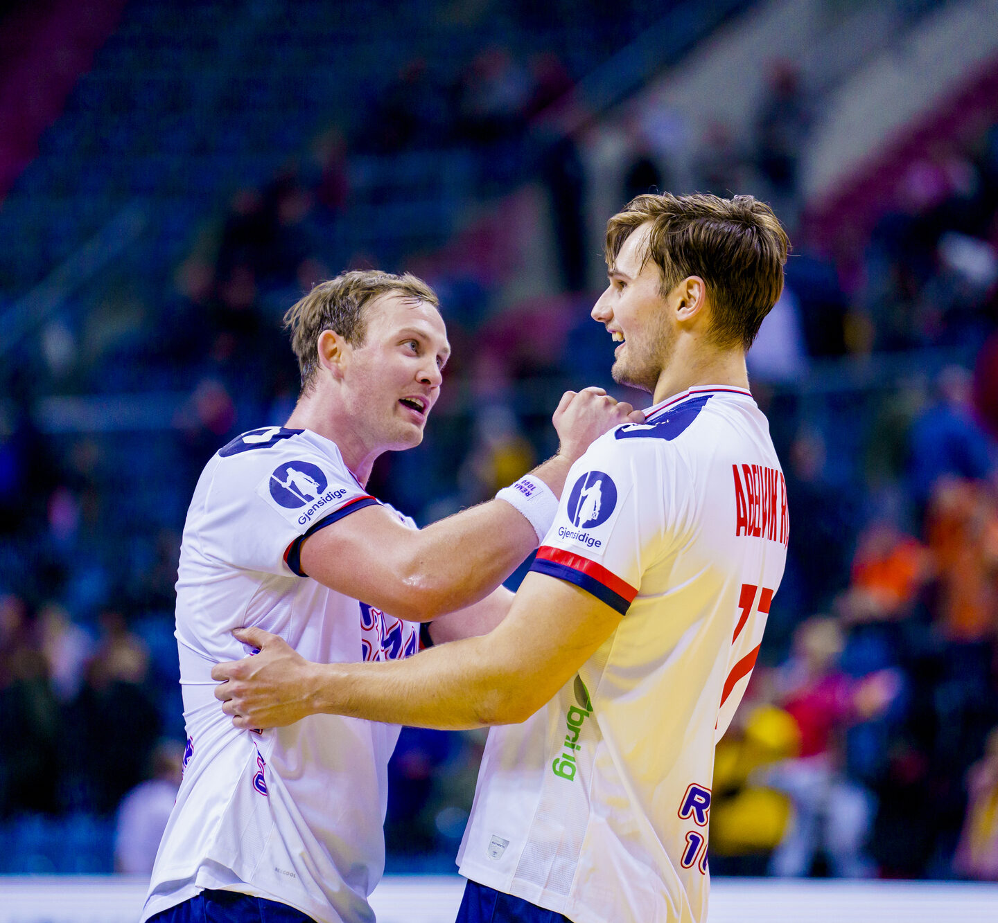 Krakow, Polen 20230117. Sander Sagosen og Magnus Abelvik Rød etter VM-kampen i håndball for herrer mellom Nederland og Norge i Tauron Arena i Krakow, Polen. Foto: Stian Lysberg Solum / NTB