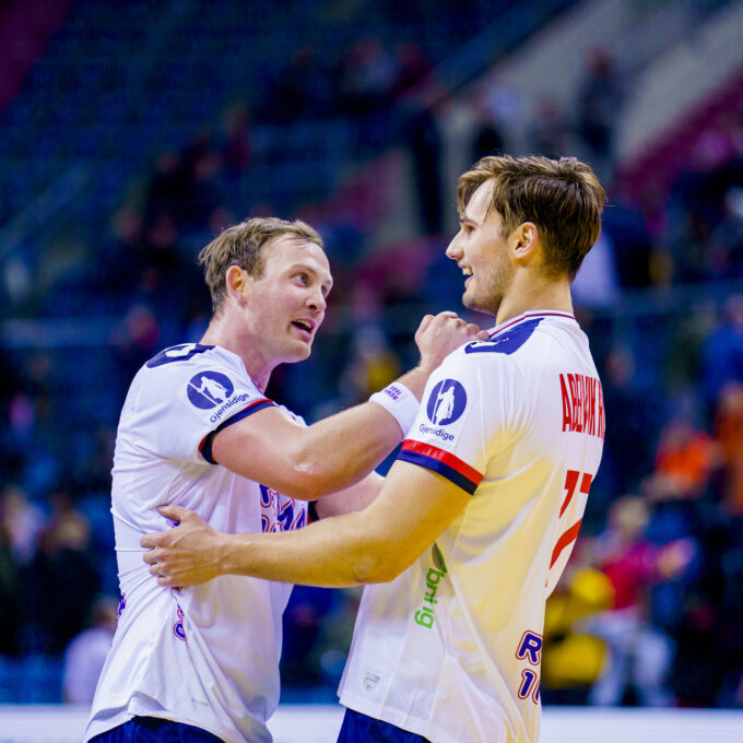 Krakow, Polen 20230117. Sander Sagosen og Magnus Abelvik Rød etter VM-kampen i håndball for herrer mellom Nederland og Norge i Tauron Arena i Krakow, Polen. Foto: Stian Lysberg Solum / NTB