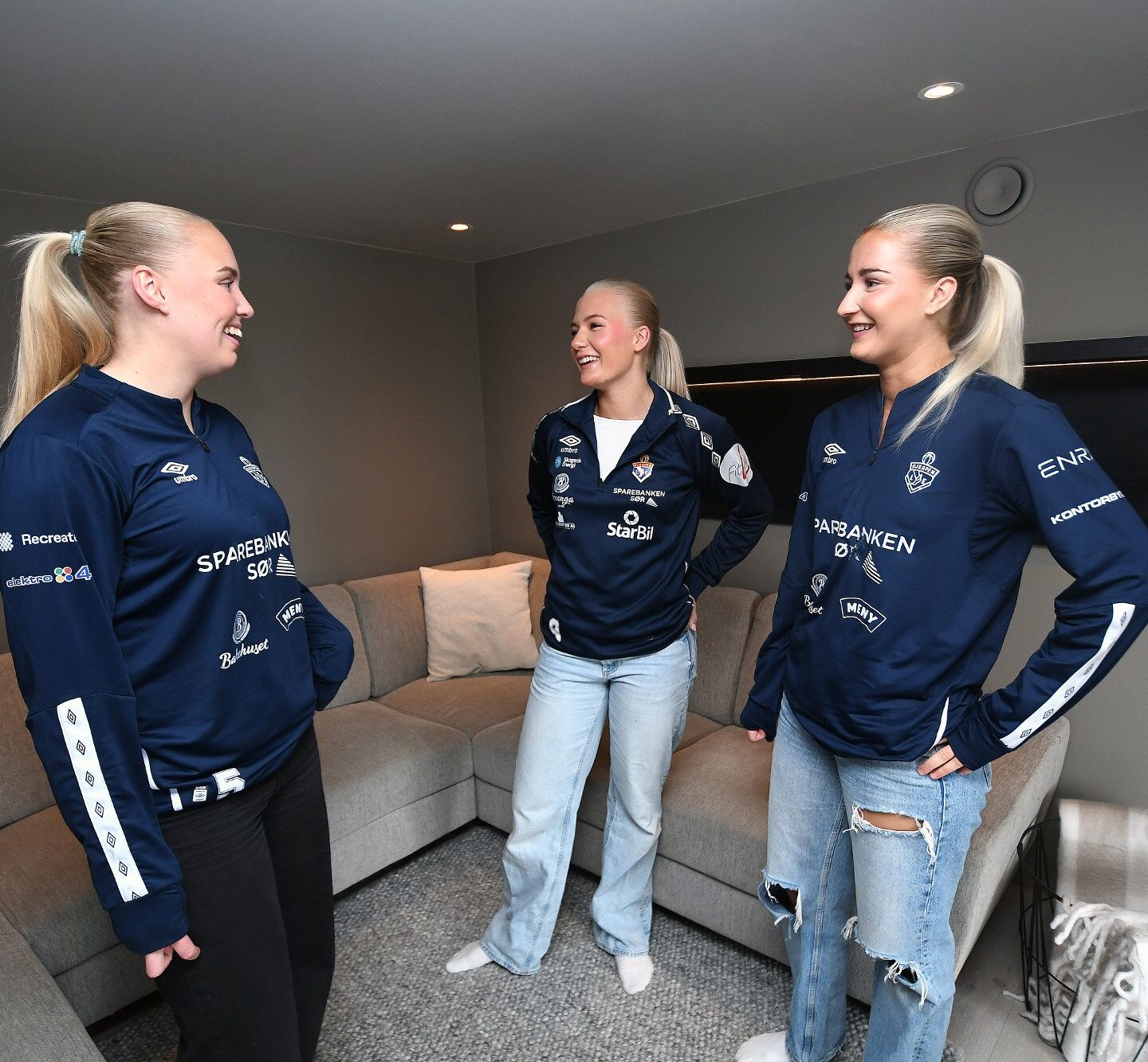 UNDER SAMME TAK: Ronja Vesterøy, Hannah Høsøien og Lea Tidemann Stenvik flytter sammen. Foto: Ole Martin Møllerstad/TA