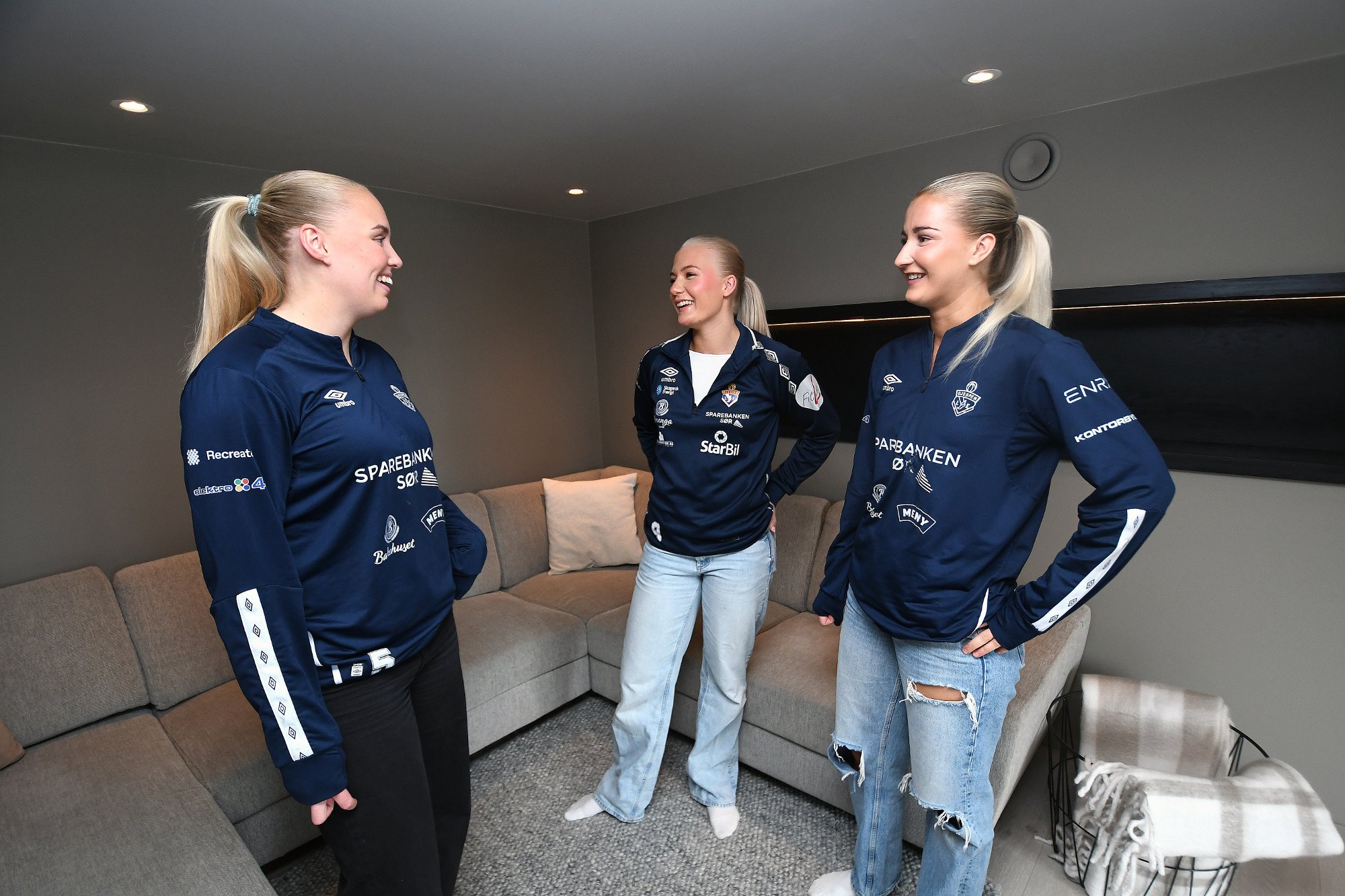 UNDER SAMME TAK: Ronja Vesterøy, Hannah Høsøien og Lea Tidemann Stenvik flytter sammen. Foto: Ole Martin Møllerstad/TA