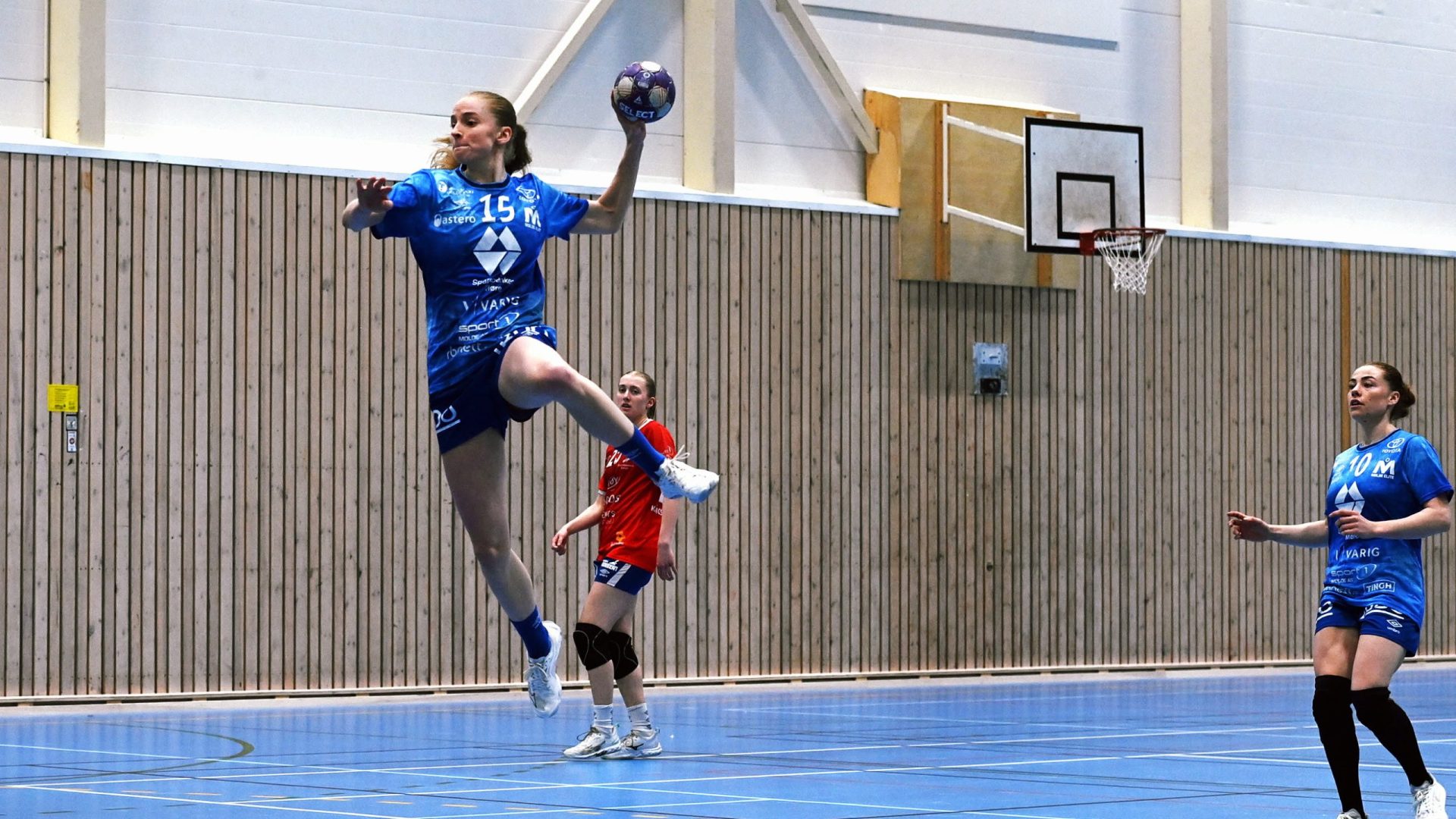 Henrikke Hauge Kjølholdt leverte en glimrende kamp på høyrekanten for hjemmelaget og scoret sju mål, også Lene Kristiansen Tveiten (til høyre) noterte seg for sju scoringer. Foto: Kjell Langmyren/Romsdals Budstikke