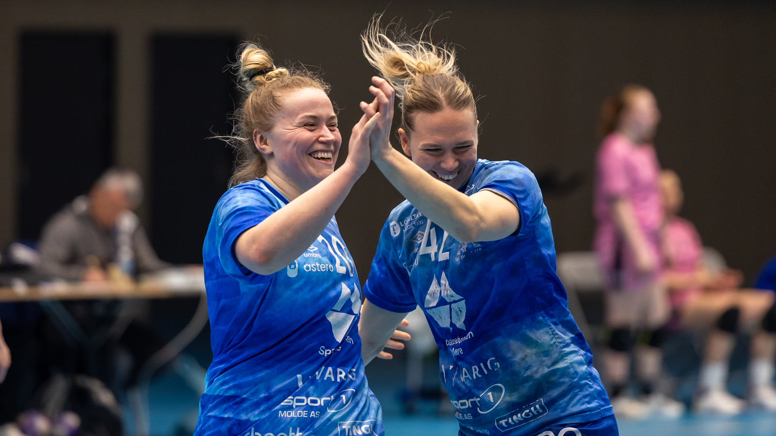 Maja Muri og Jenny Carlson i strålende scoringshumør mot Tertnes. Foto: Jon Forberg
