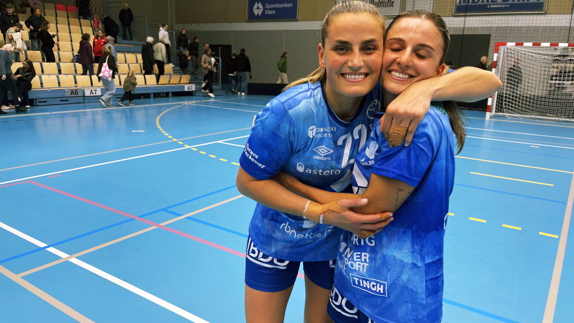 To toppscorere – Anniken Obaidli og Selin Kamburce scoret sju mål hver mot Fana lørdag. Foto: Molde HK Elite